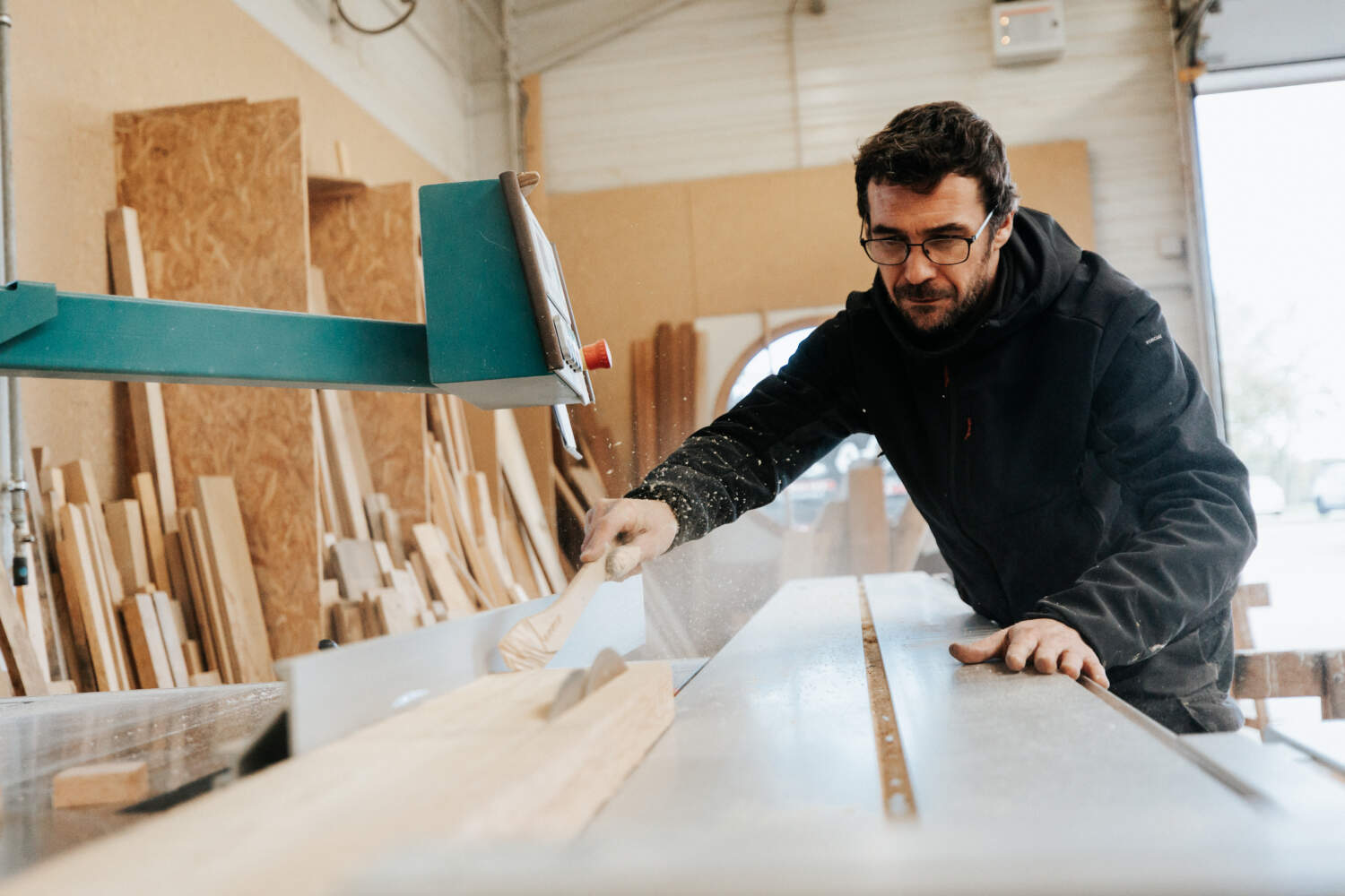 PHOTO D'UNE PERSONNE RÉALISANT DE LA MENUISERIE BOIS