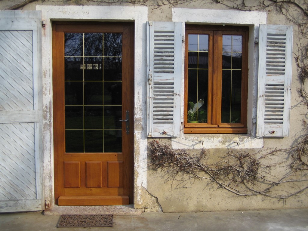 PHOTO D'UNE PORTE EN BOIS RÉALISÉE PAR L'ENTREPRISE MENUISERIE GROS FRÈRES